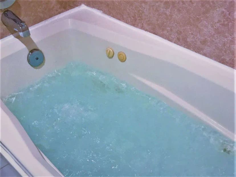 Hotels with jacuzzi in room in Lynnwood