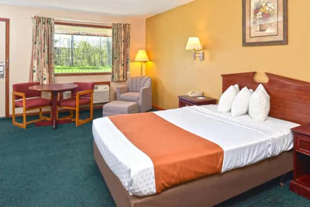 Americas Best Value Inn Plattsburgh — guest room