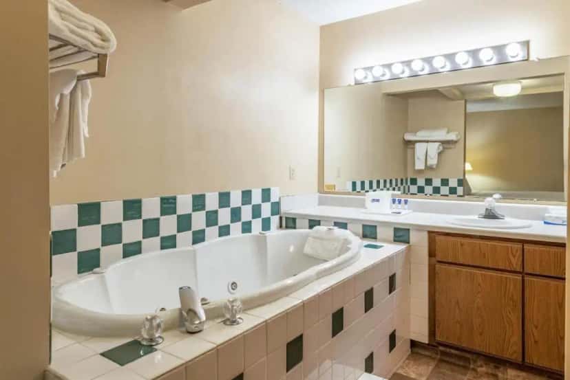 In-room hot tub at Americas Best Value Inn St. Marys in Wapakoneta, OH