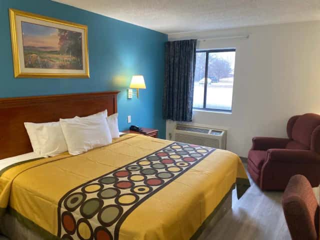 Americas Best Value Inn West Frankfort — guest room