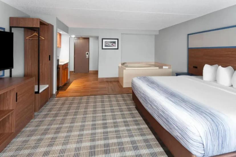 Hotels with jacuzzi in room in Reedsburg