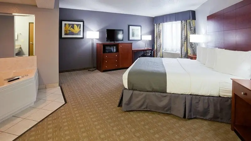 Hotels with jacuzzi in room in Ankeny
