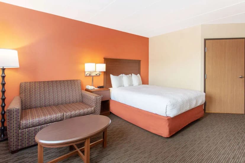 Hotels with jacuzzi in room in Calumet