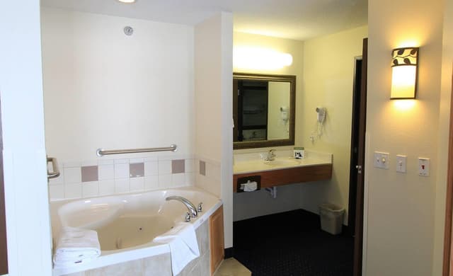 Jetted bathtub
