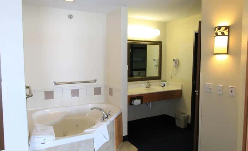 In-room hot tub at Americinn By Wyndham Cedar Rapids Airport in Cedar Rapids, IA