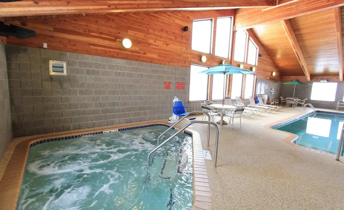 Hotels in Cedar Rapids with a jacuzzi in the room