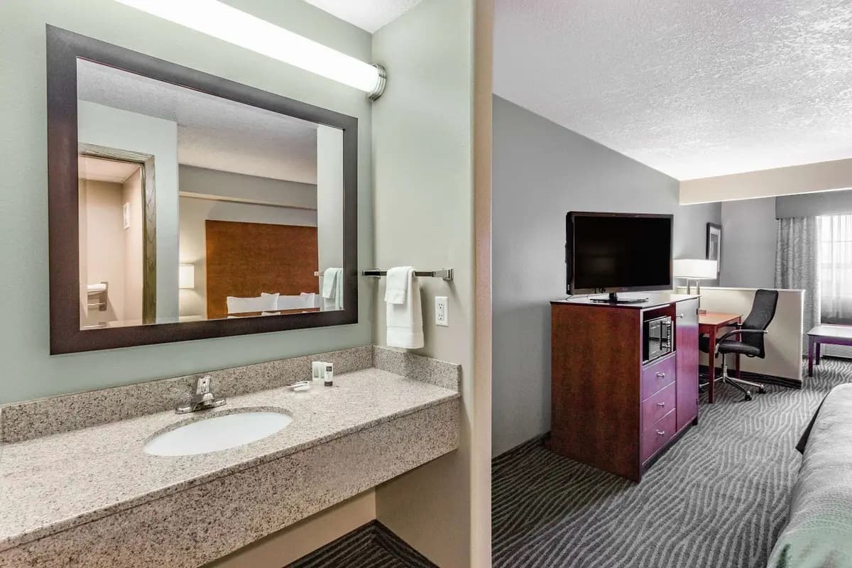 Hotels in Des Moines with a jacuzzi in the room