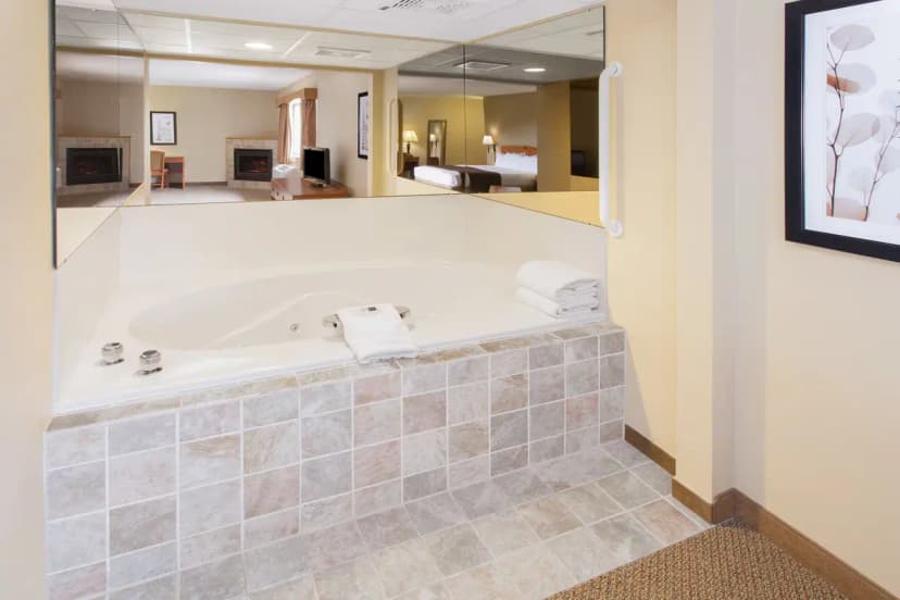 Hotels with jacuzzi in room in Greenville