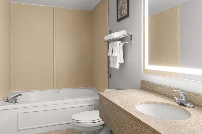 Hotels with jacuzzi in room in Marshfield
