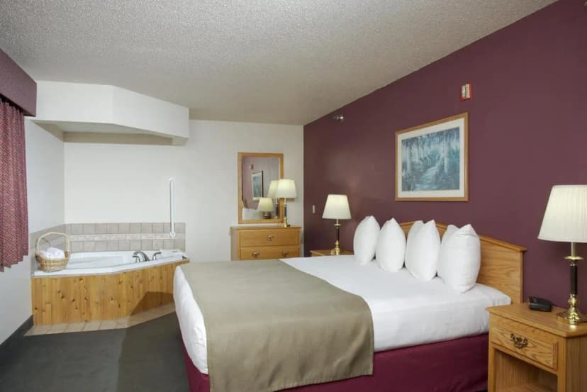 Hotels with jacuzzi in room in Merrill