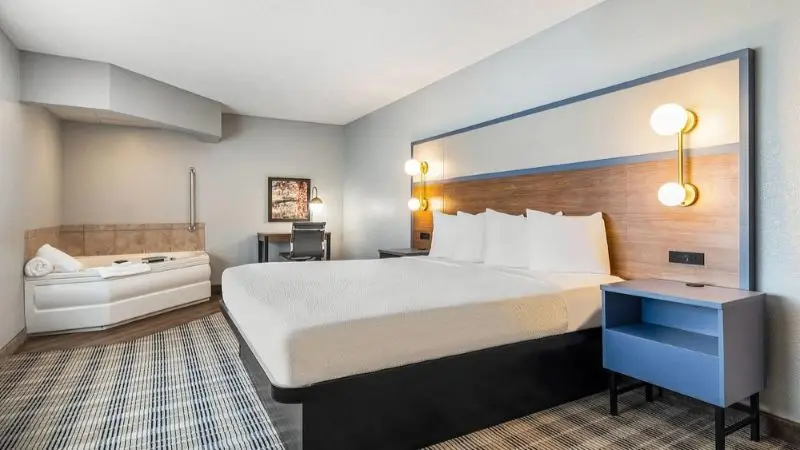 Hotels with jacuzzi in room in Mounds View
