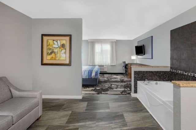 Jetted bathtub