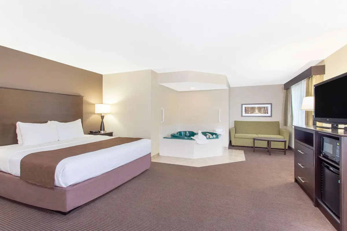 Hotels with jacuzzi in room in Saint Germain