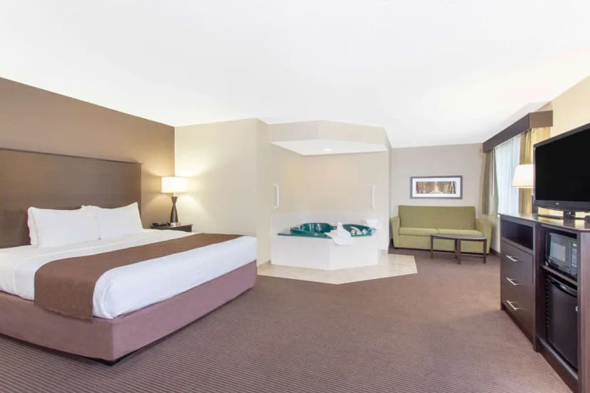 Hotels with jacuzzi in room in Rhinelander
