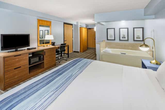 Jetted bathtub