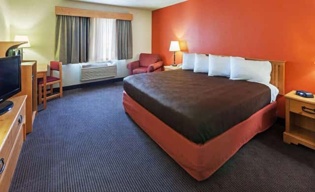AmericInn by Wyndham Sturgeon Bay — guest room
