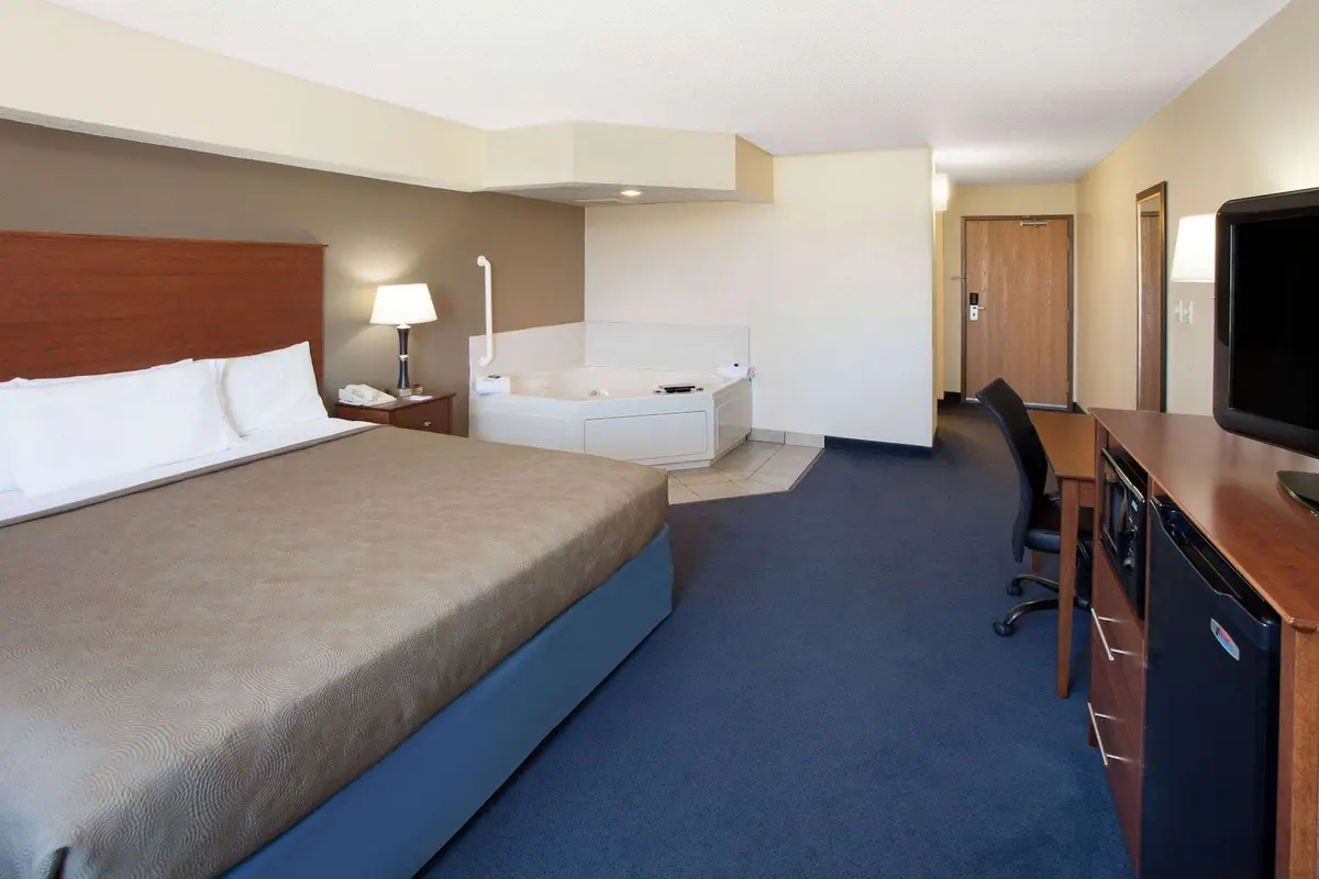 Hotels in Webster City with a jacuzzi in the room