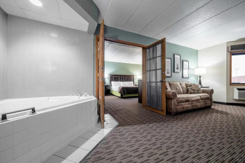 Hotels with jacuzzi in room in West Salem