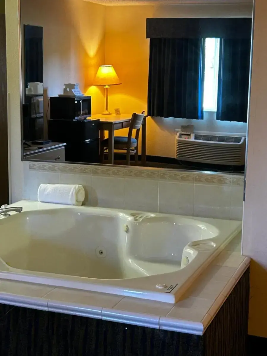 In-room hot tub at Ameristay Inn & Suites in Chillicothe, MO