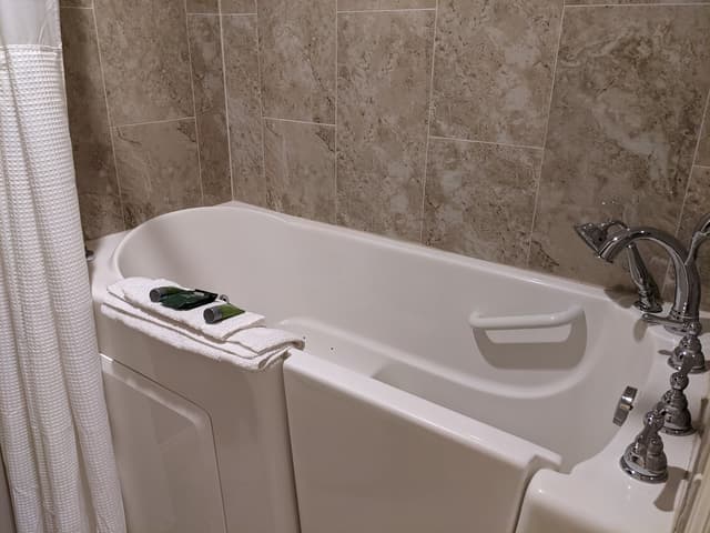 Deep soaking bathtub