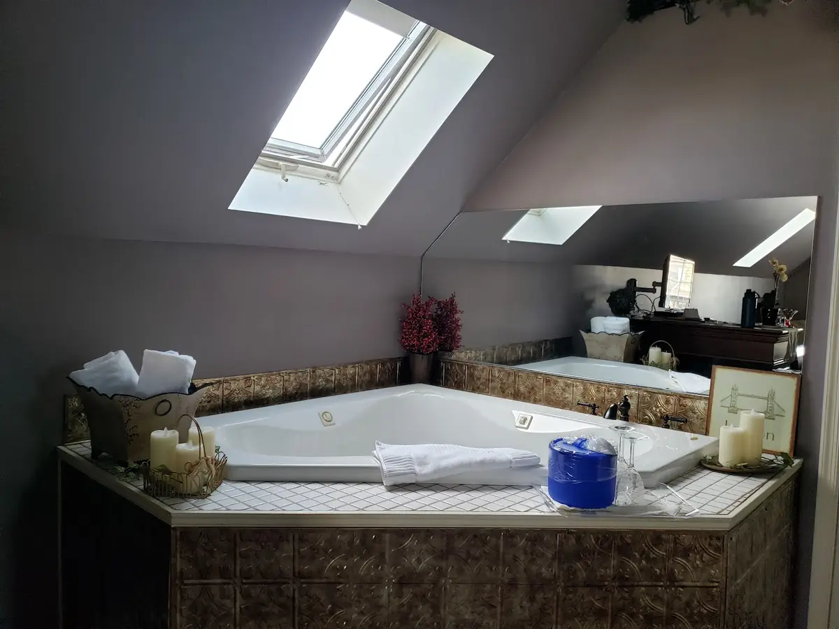 Private in-room jacuzzi at Annville Inn