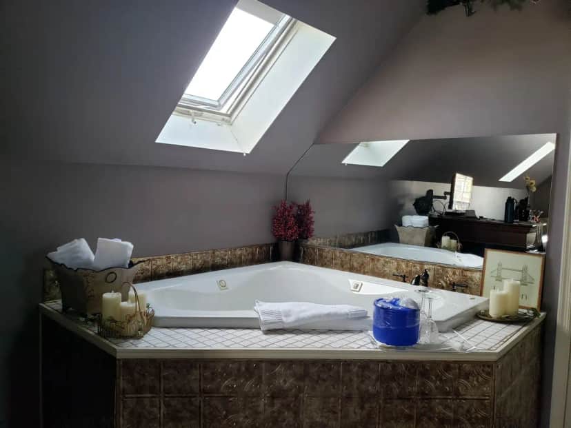 Private in-room jacuzzi at Annville Inn