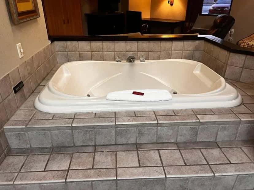 In-room hot tub at Apple Tree Inn in Coffeyville, KS
