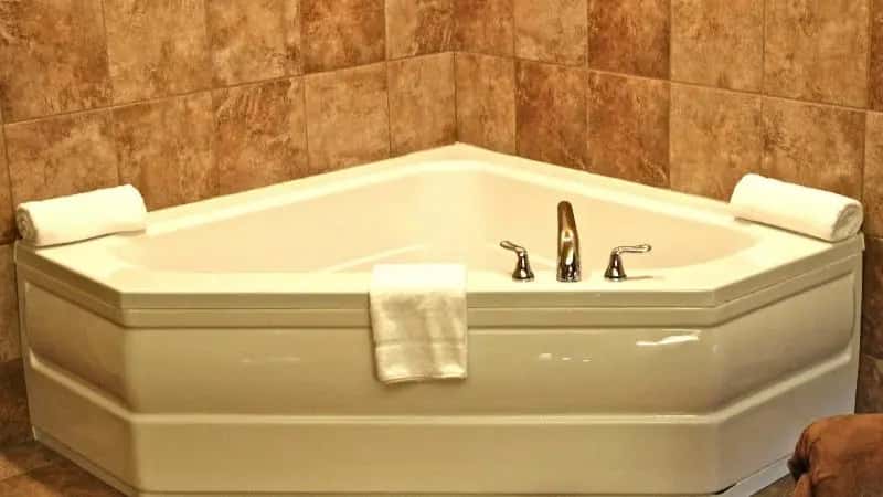 In-room hot tub at Arbuckle Lodge Gillette in Gillette, WY
