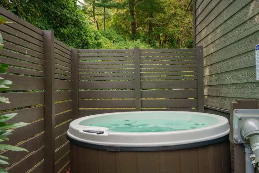 Hotels with jacuzzi in room in Arden