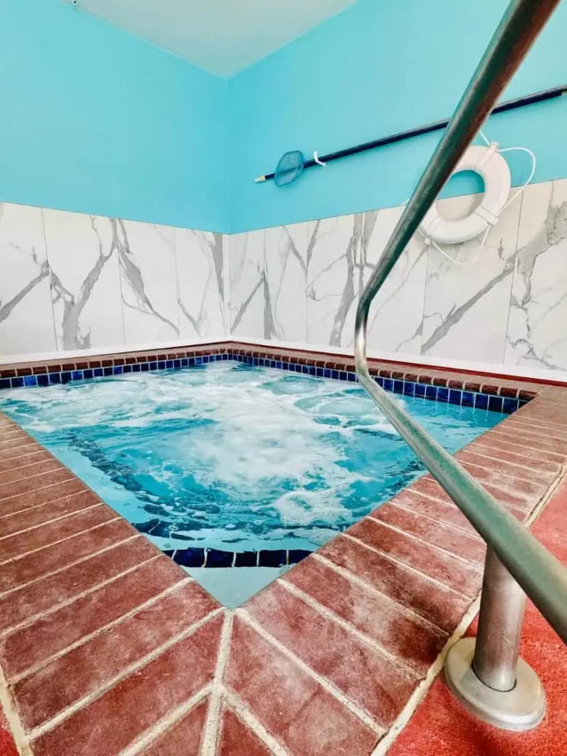 a swimming pool with a hose in a bathroom at Aspen Hotel Soldotna in Soldotna