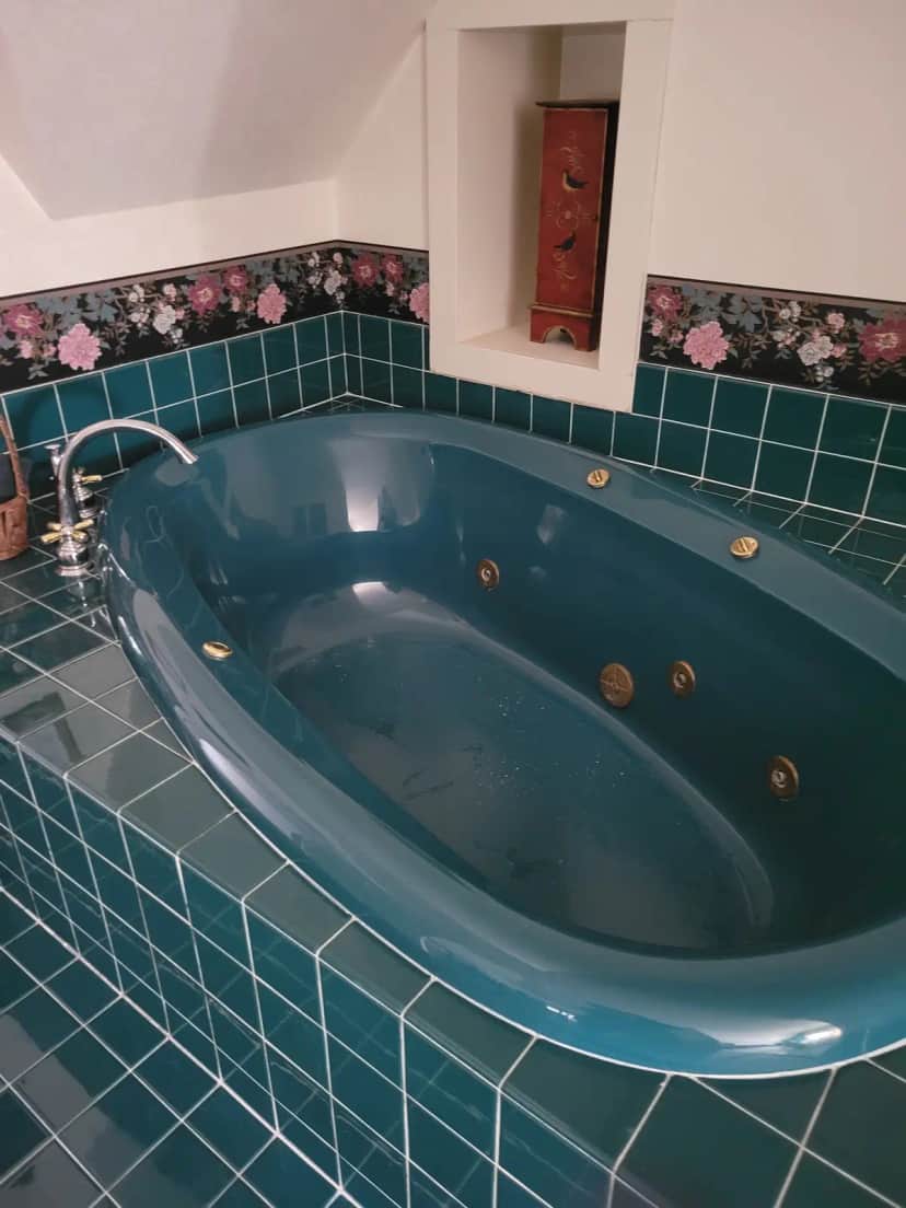 Deep soaking bathtub at Astor House
