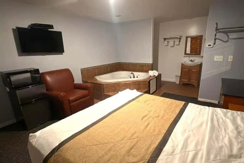 In-room hot tub at At 9 Motel Near Freehold I-195 in Farmingdale, NY