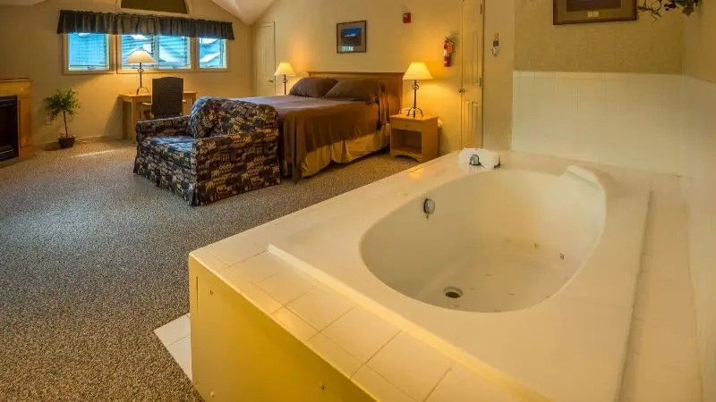 Hotels with jacuzzi in room in Route 302 Across From Attitash Ski Area