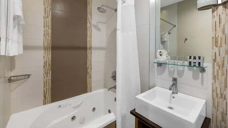 In-room hot tub at Aura Hotel Brooklyn in Brooklyn, NY