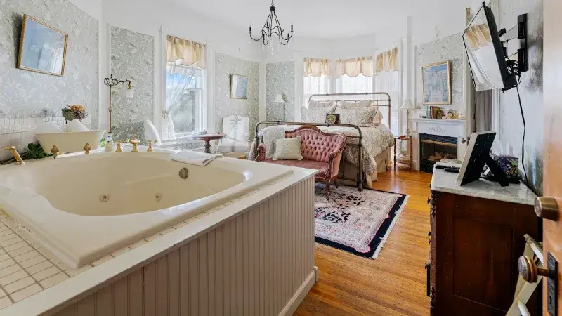 Hotels with jacuzzi in room in Stillwater