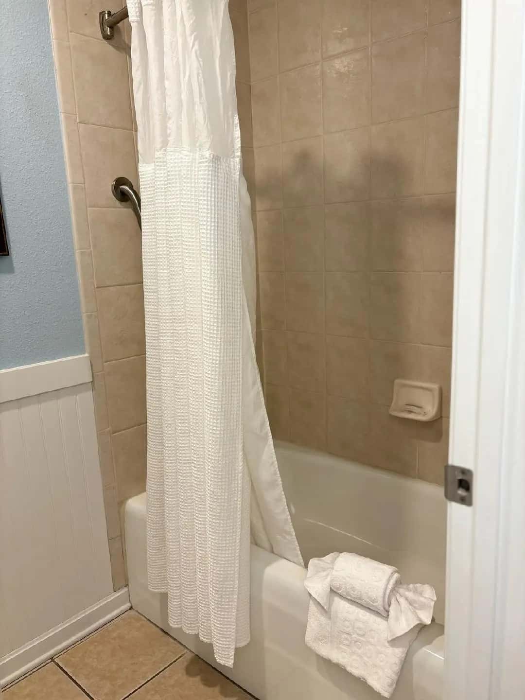 Deep soaking bathtub at Avenue Inn & Spa