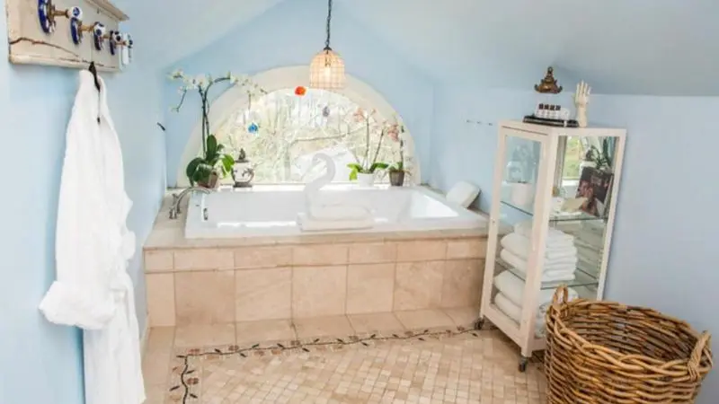 Hotels with jacuzzi in room in Bluefield