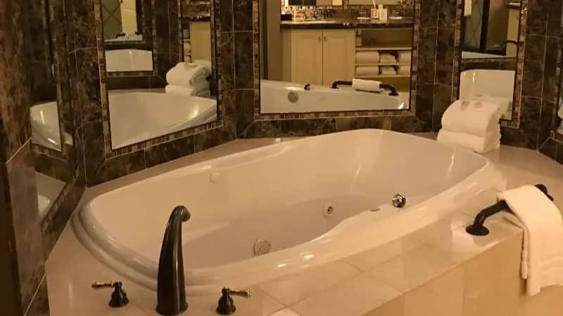 In-room hot tub at Bally’s Dover Casino Resort in Dover, DE