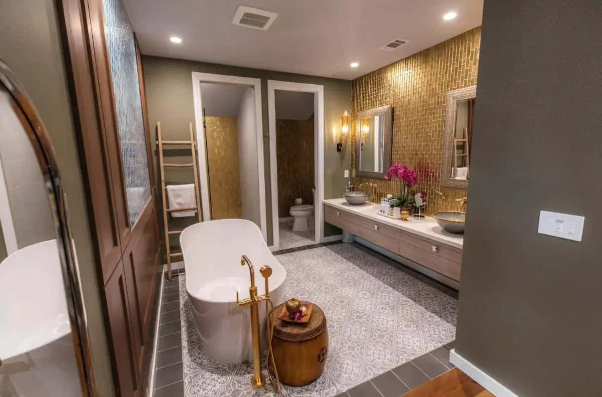 a bathroom with a tub and a toilet and a sink at Bann at Oak Knoll Napa in Napa
