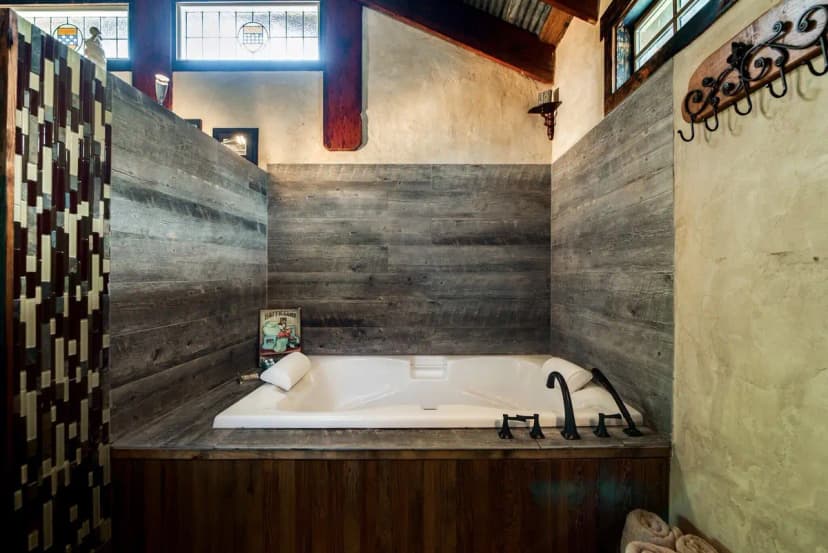 Hotels with jacuzzi in room in Fredericksburg