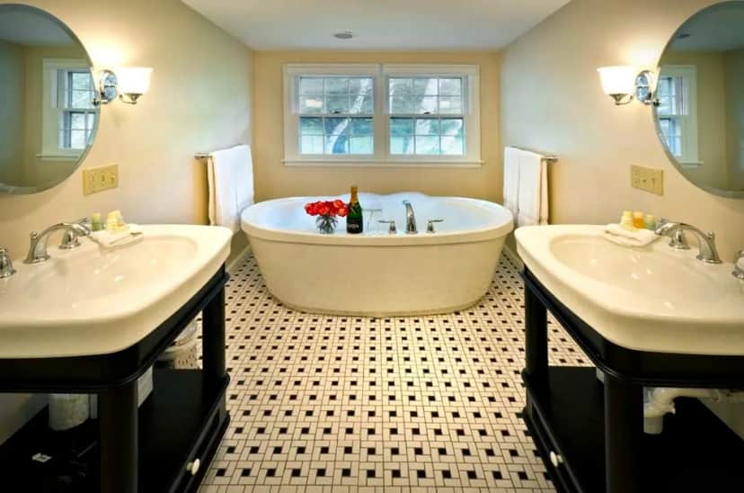 Deep soaking bathtub at Barrows House