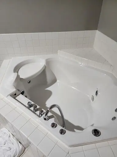 Hotels with jacuzzi in room in Baldwin