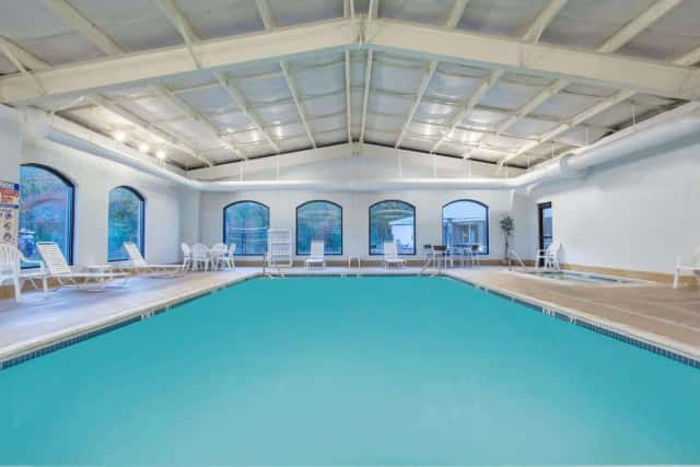 Baymont by Wyndham Bartonsville Poconos — guest room