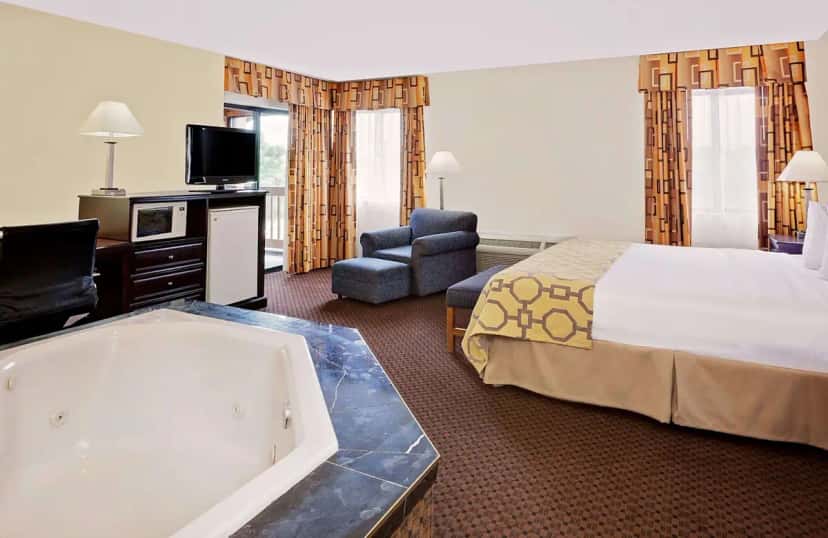 In-room hot tub at Baymont by Wyndham Battle Creek Downtown in Battle Creek, MI