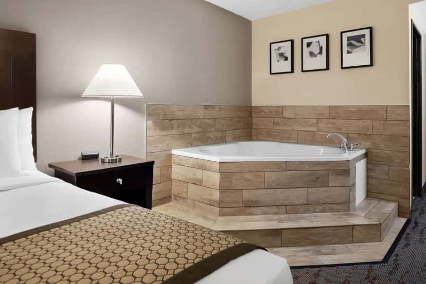 In-room hot tub at Baymont by Wyndham Belleville Airport Area in Belleville, MI
