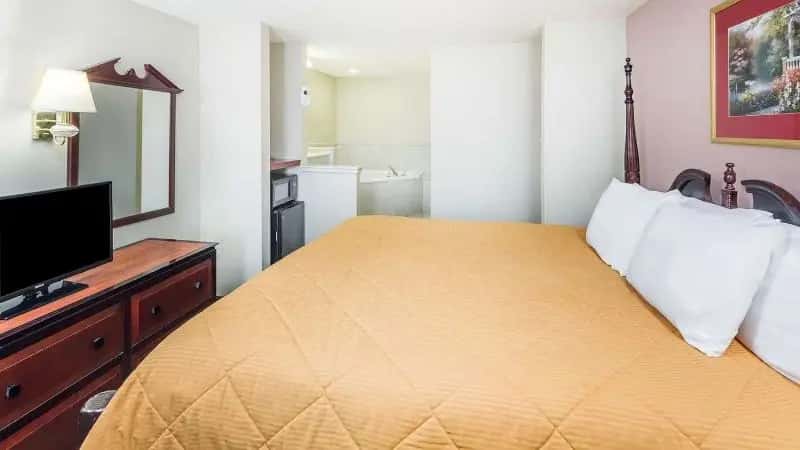 In-room hot tub at Baymont by Wyndham Biloxi/Ocean Springs in Biloxi, MS