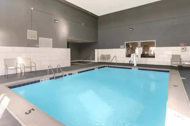 Baymont by Wyndham Bowling Green — guest room