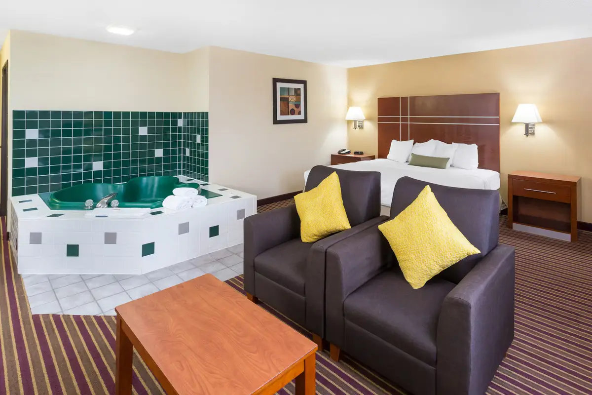In-room hot tub at Baymont by Wyndham Bowling Green in Bowling Green, KY