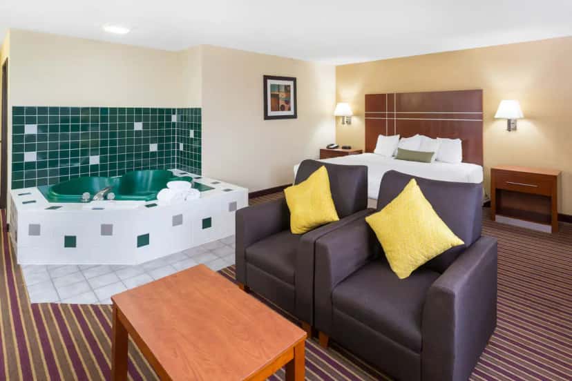 In-room hot tub at Baymont by Wyndham Bowling Green in Bowling Green, KY