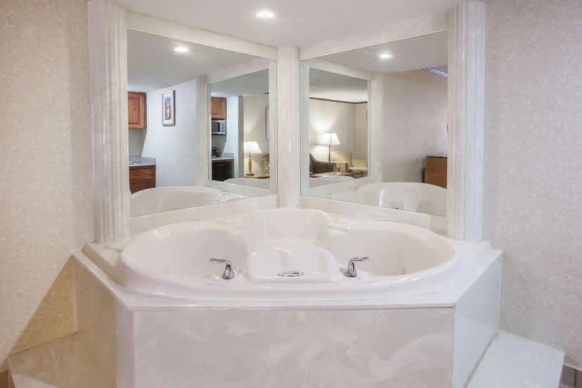 Hotels with jacuzzi in room in Canton